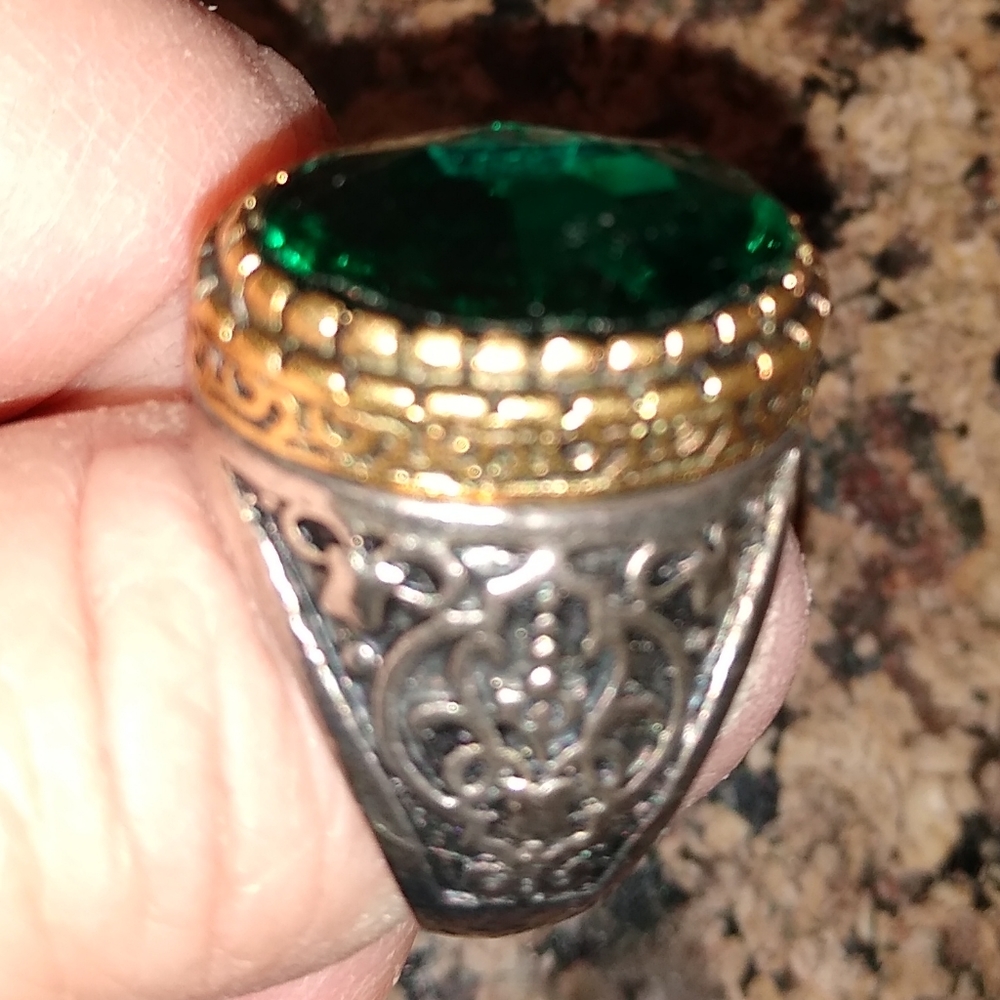 NWT EMERALD GREEN TWO TONE RING